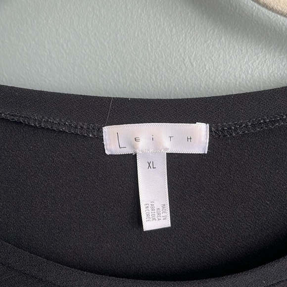 Leith blouse with tuck detail - Picture 2 of 3